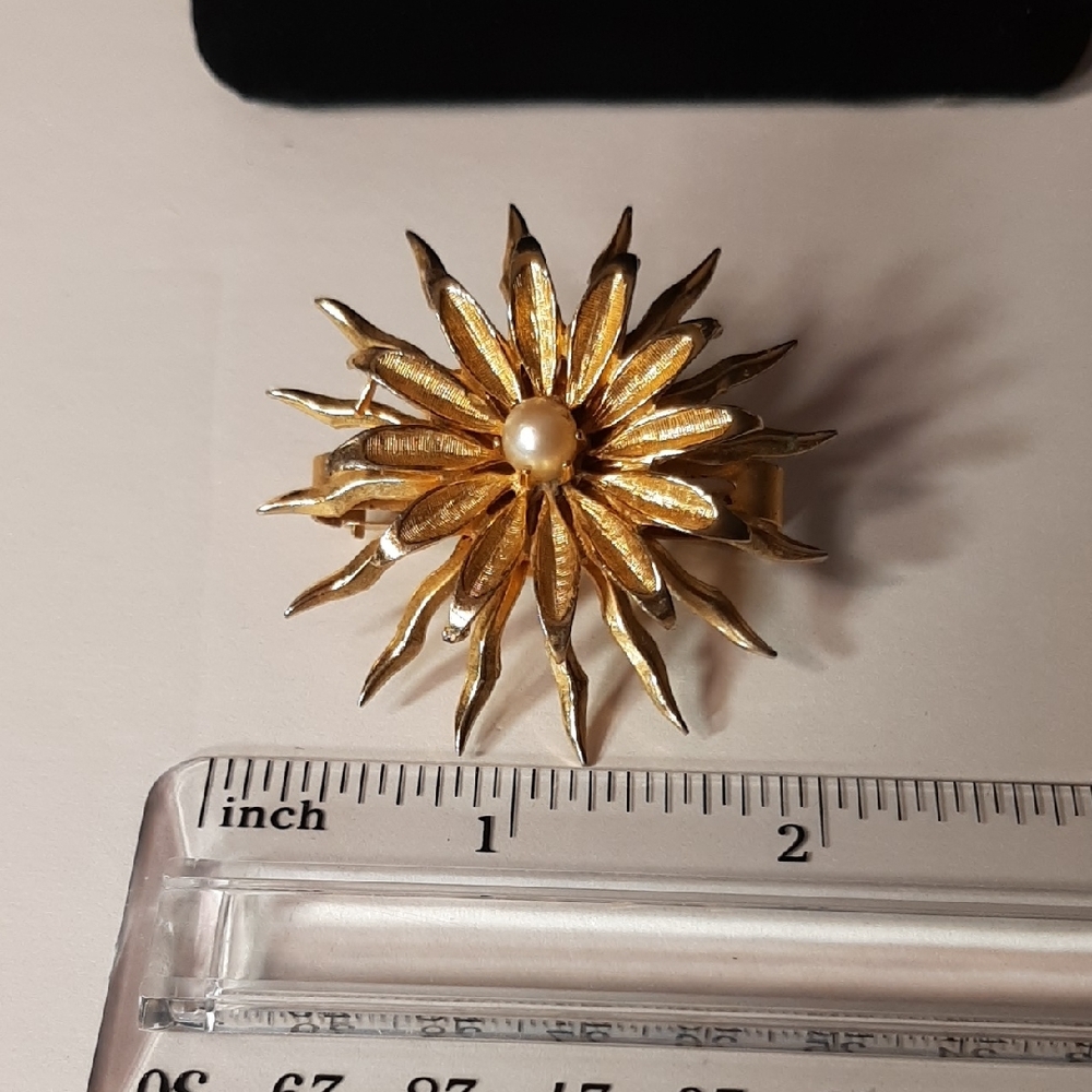 1950's Vintage Goldtone Sunburst Brooch with Pearl Accent & a Hinged Clip - Picture 2 of 14